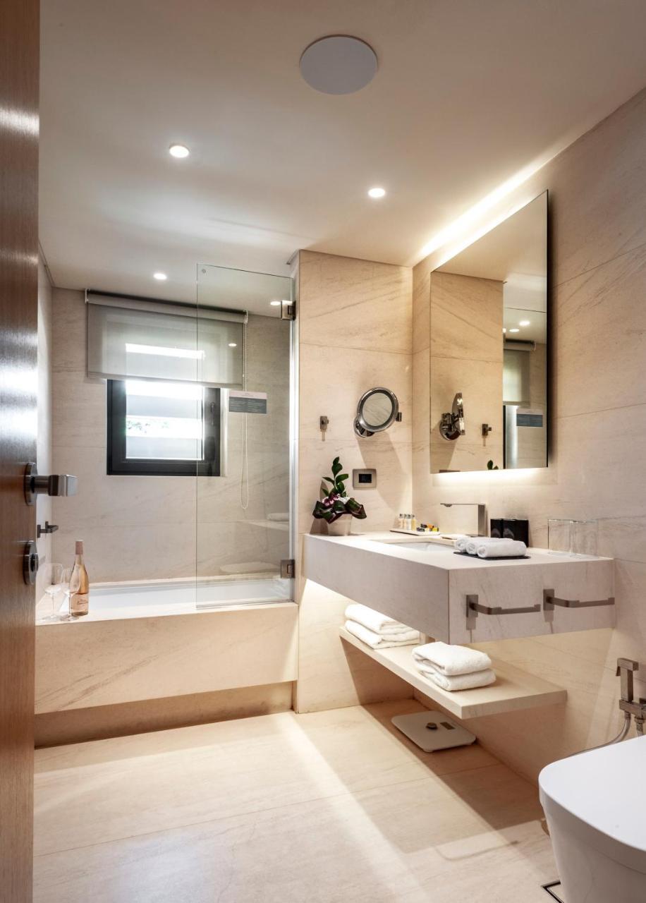 Deluxe Suite Partial Sea View