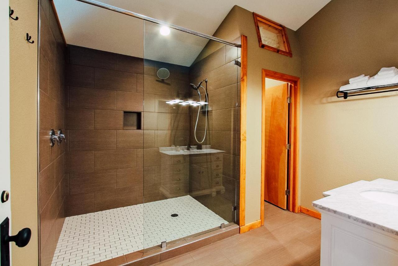 Deluxe Queen Suite
