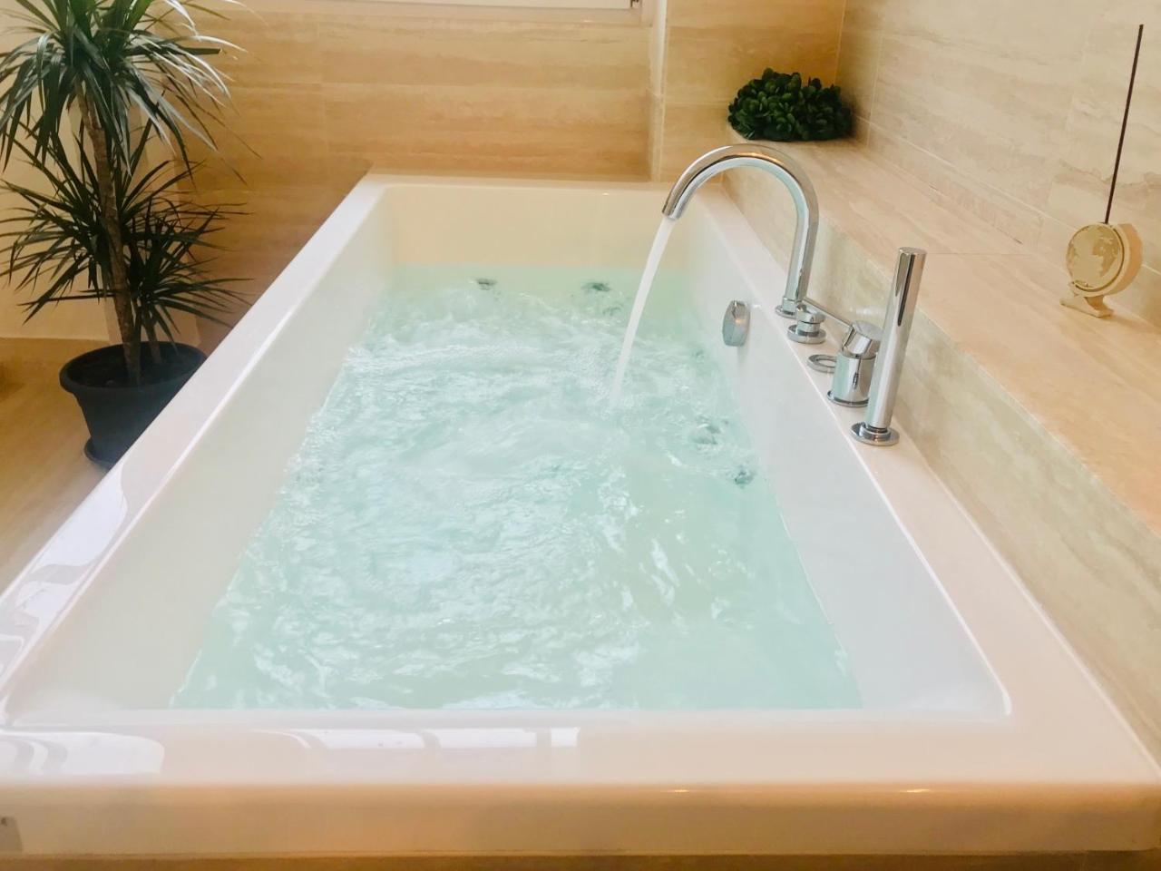Deluxe Suite Spa Bath