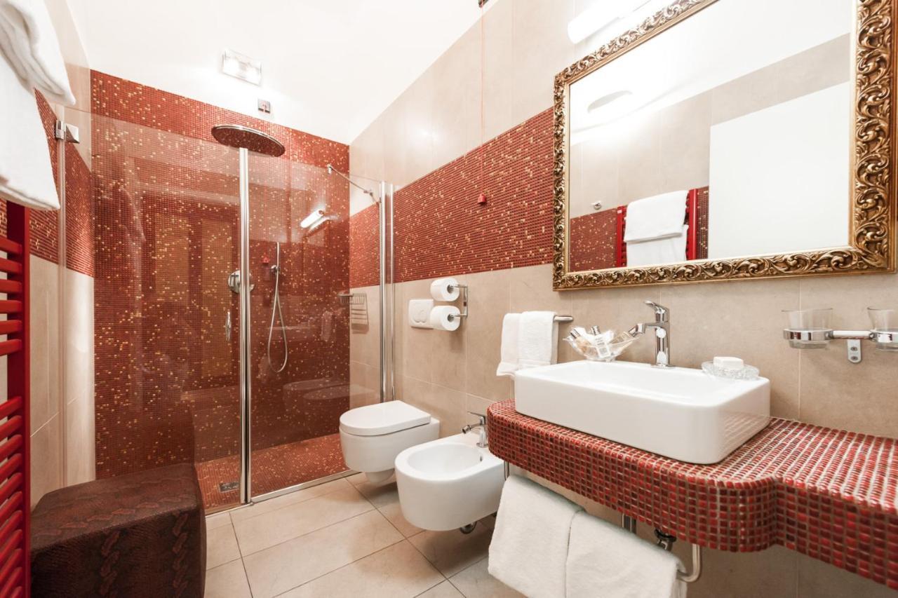 Superior Double Room Shower