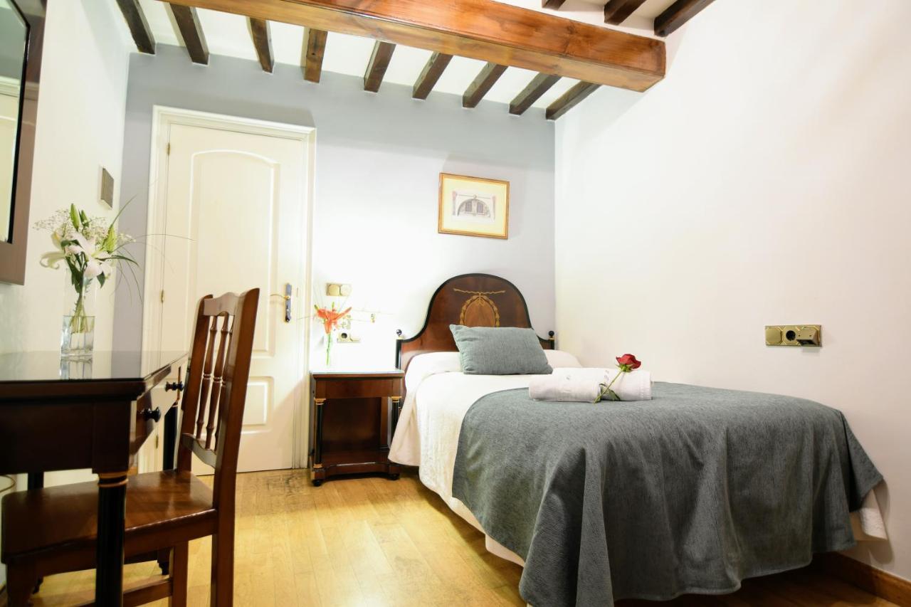 Single Room,746384849:JPEG