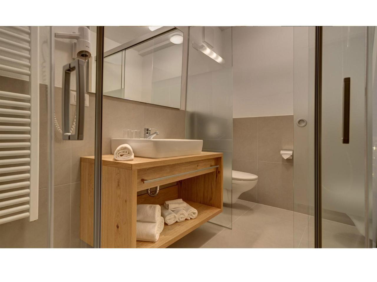 Deluxe One-Bedroom Apartment