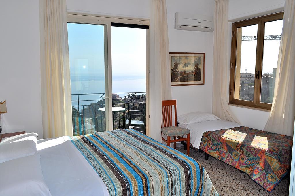Camera Matrimoniale con Letto Supplementare e Vista Mare