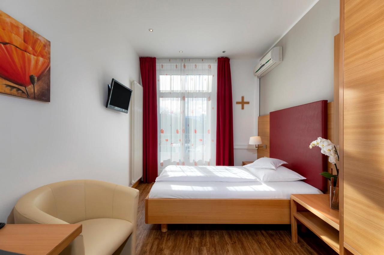 Single Room with Balcony,753362000:JPEG