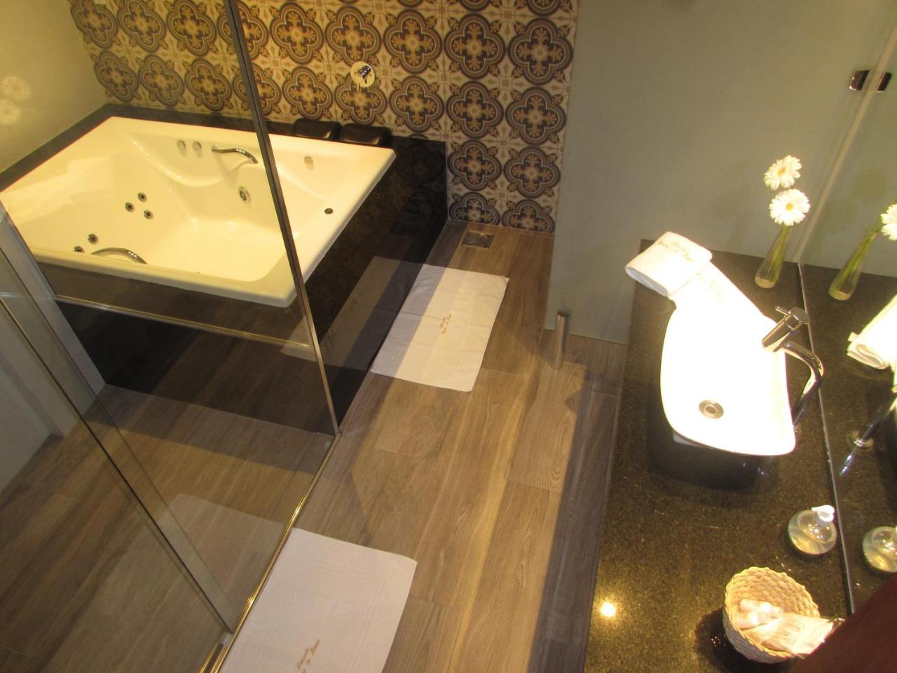 Deluxe Suite Spa Bath