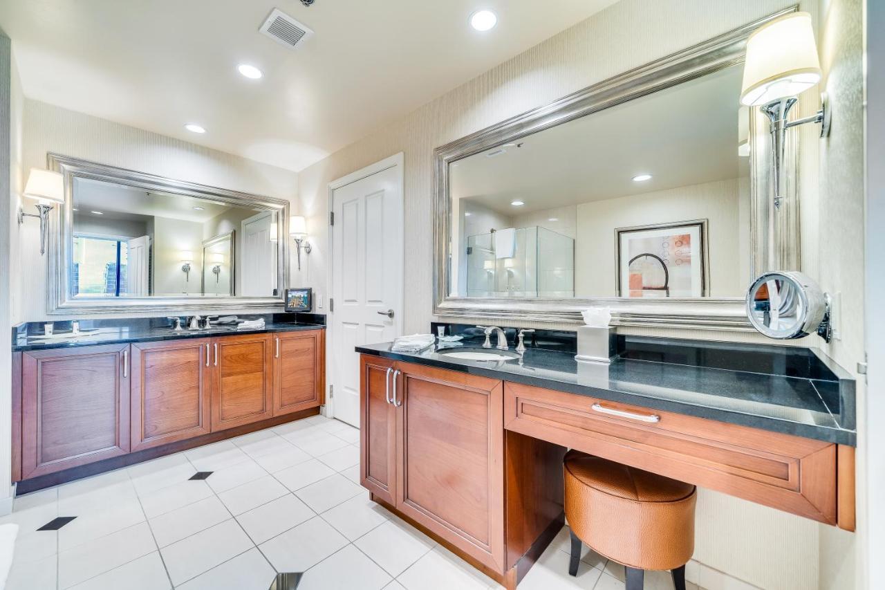 One-Bedroom Balcony Suite Mountain View