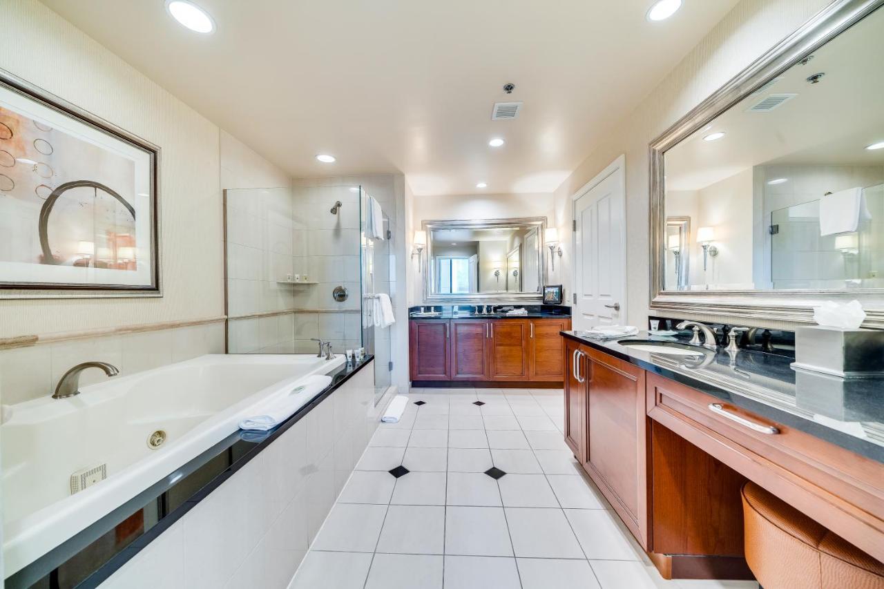 One-Bedroom Balcony Suite Mountain View