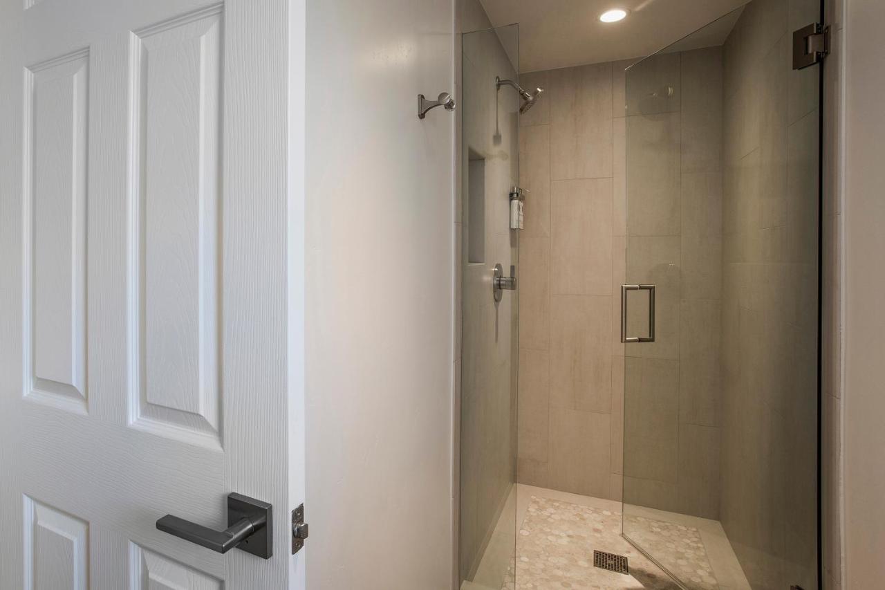 Double Queen Room Pool View Kitchen