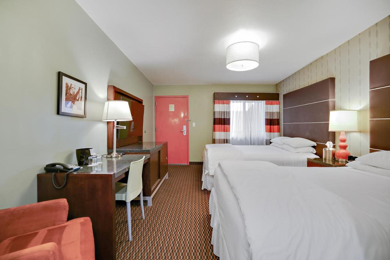 Deluxe Double Queen Room