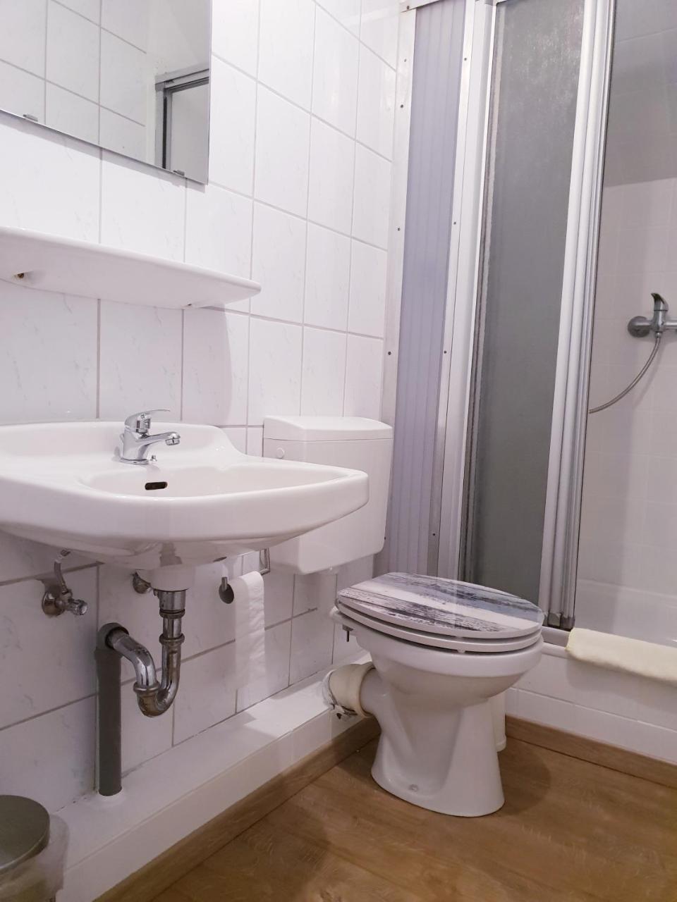 Single Room Private External Bathroom,758541361:JPEG