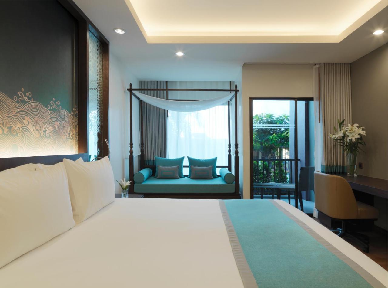 Signature Club Room