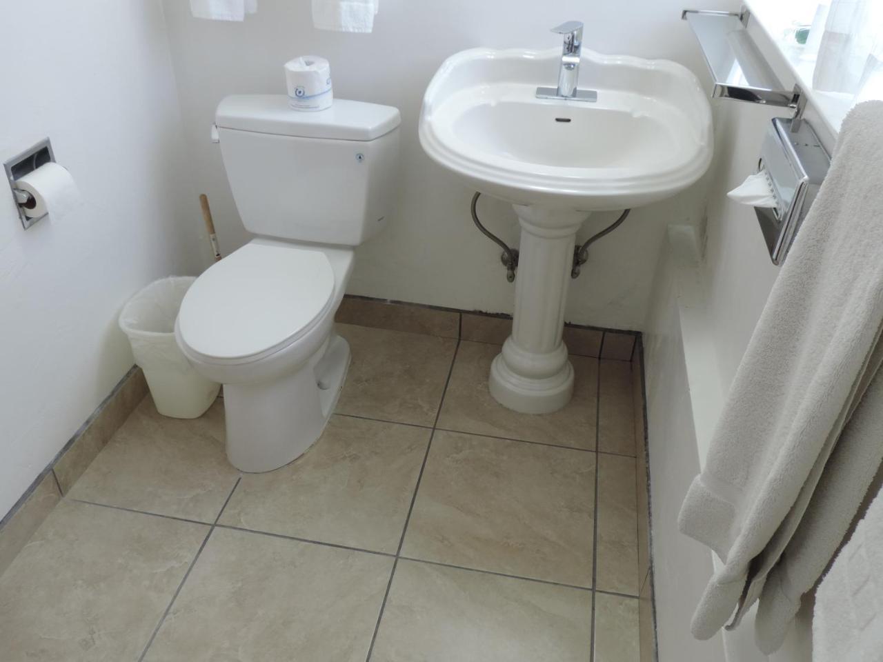 Habitación con cama grande