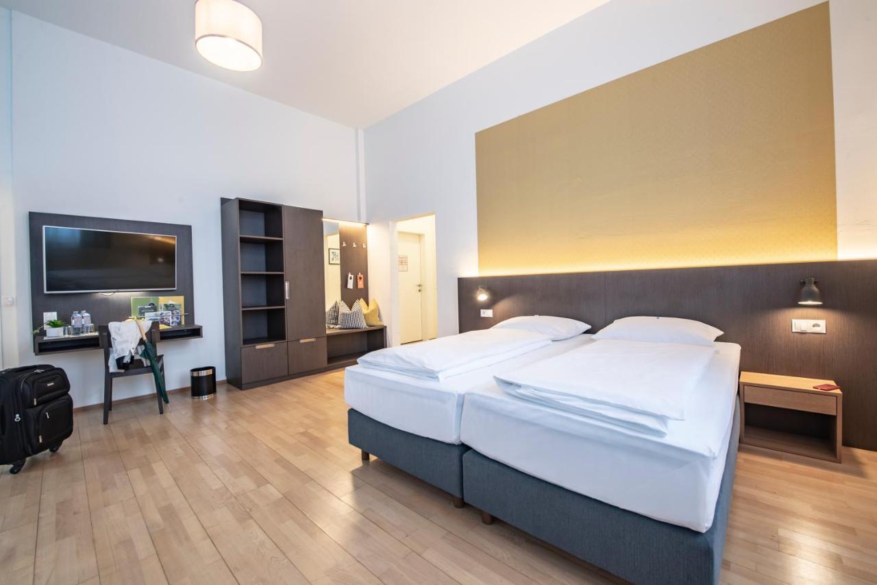 Triple Room,762158953:JPEG