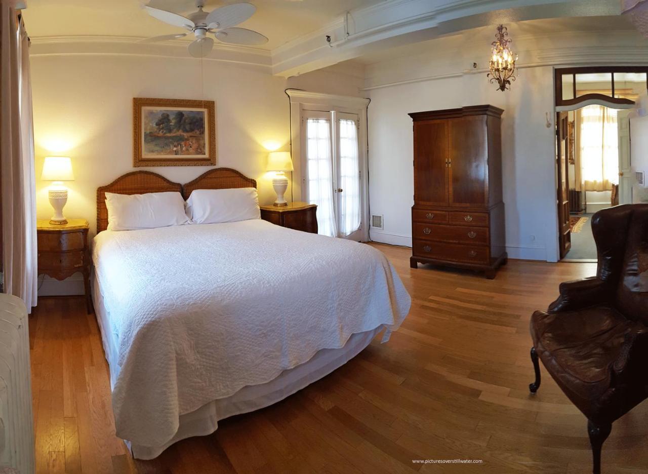 Deluxe King Room Fireplace