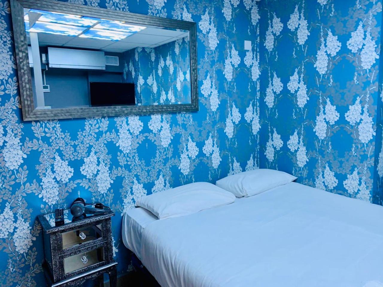 Double Room & A or C – No Window