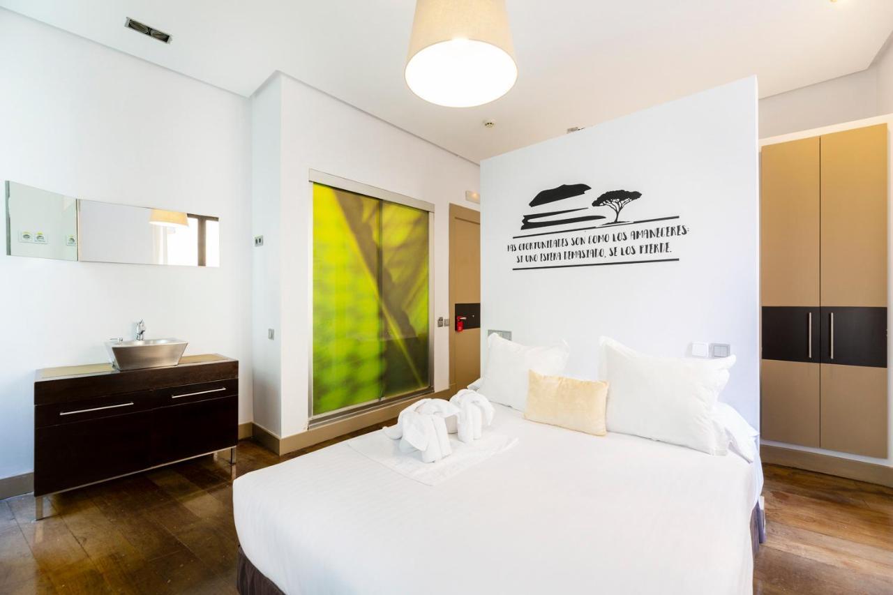 Habitación con cama grande y bañera de hidromasaje