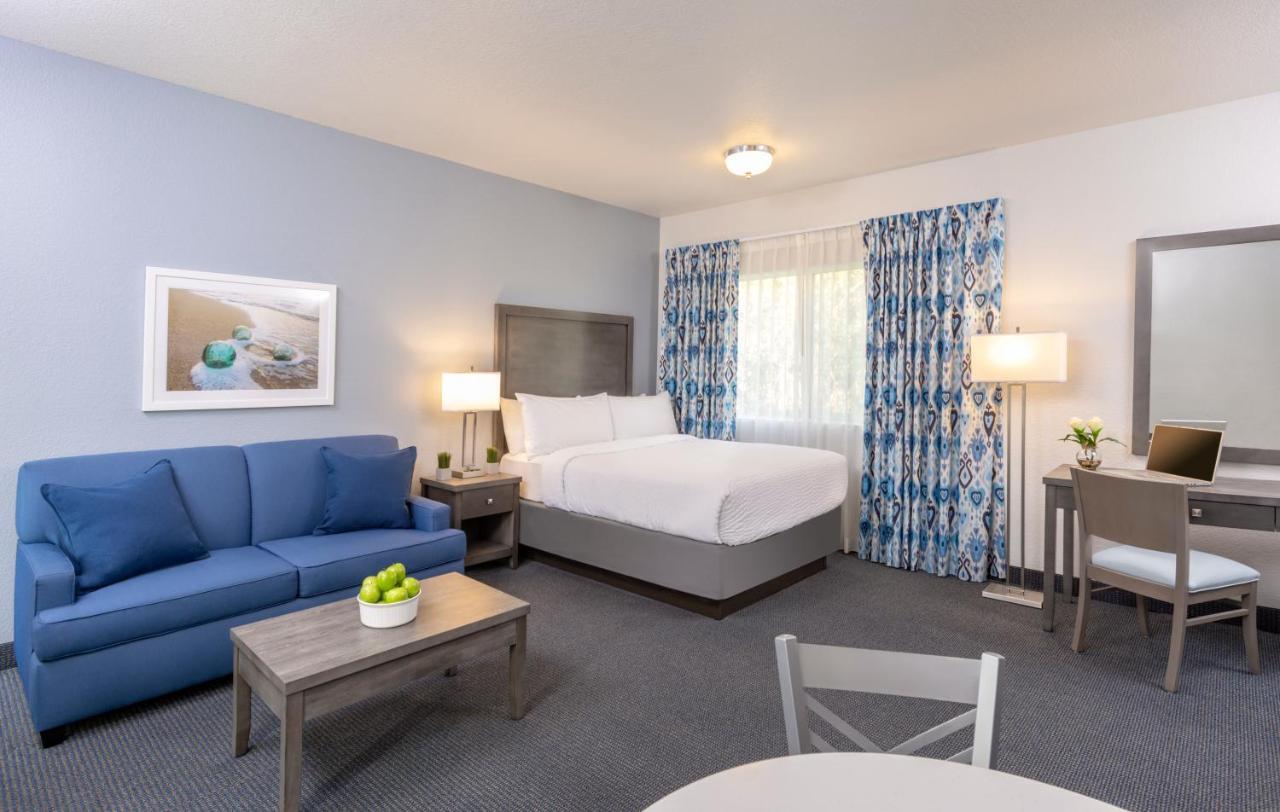 Deluxe Queen Suite