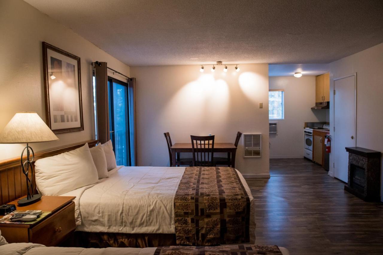 Deluxe Queen Room Two Queen Beds Kitchen