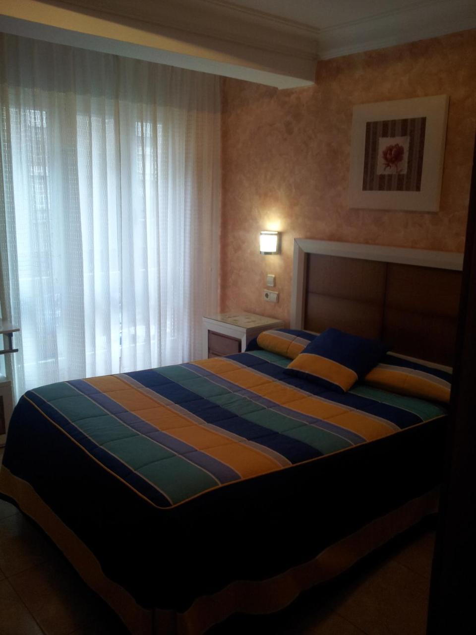 Habitación con cama grande