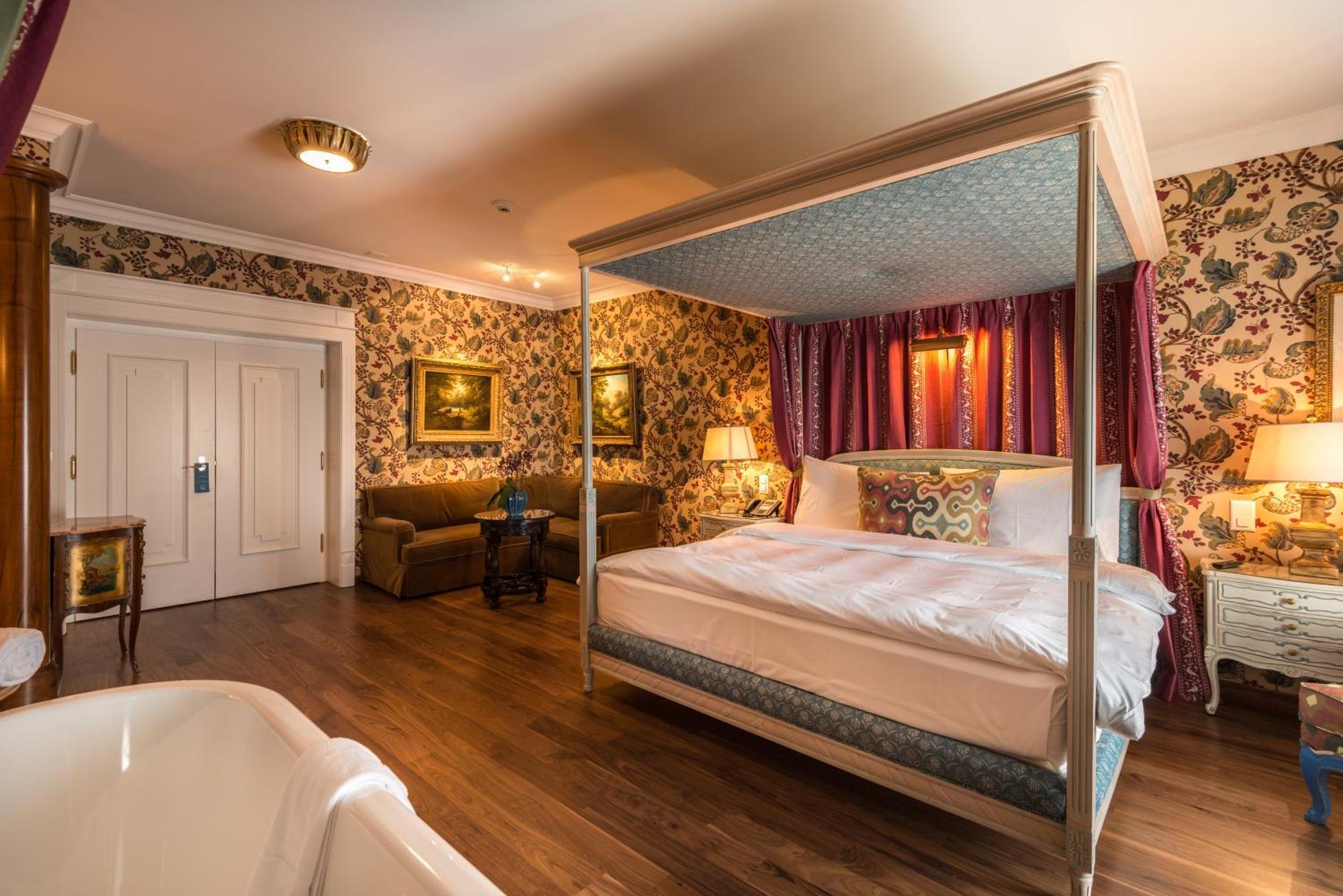 Queen Victoria Suite Lake View