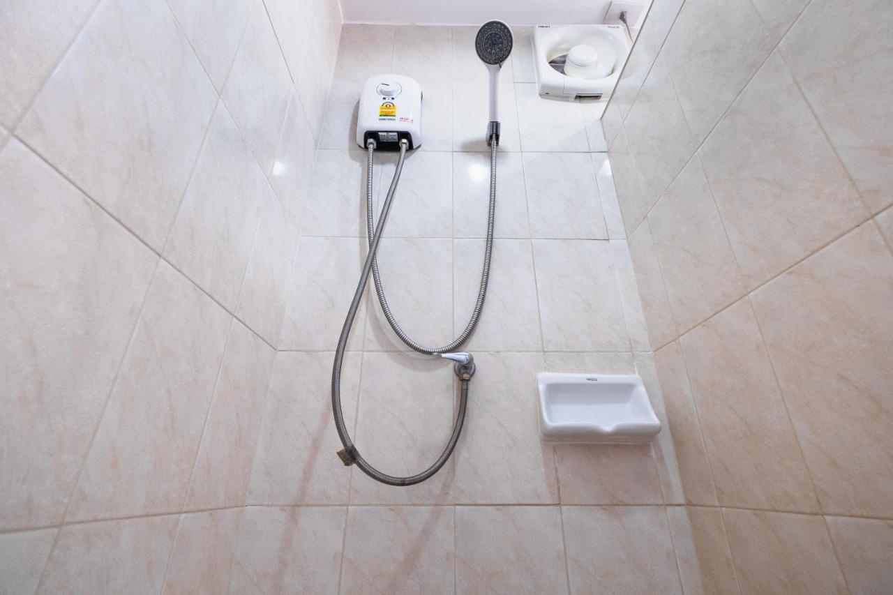 Double Room Shower 5th & No Lift