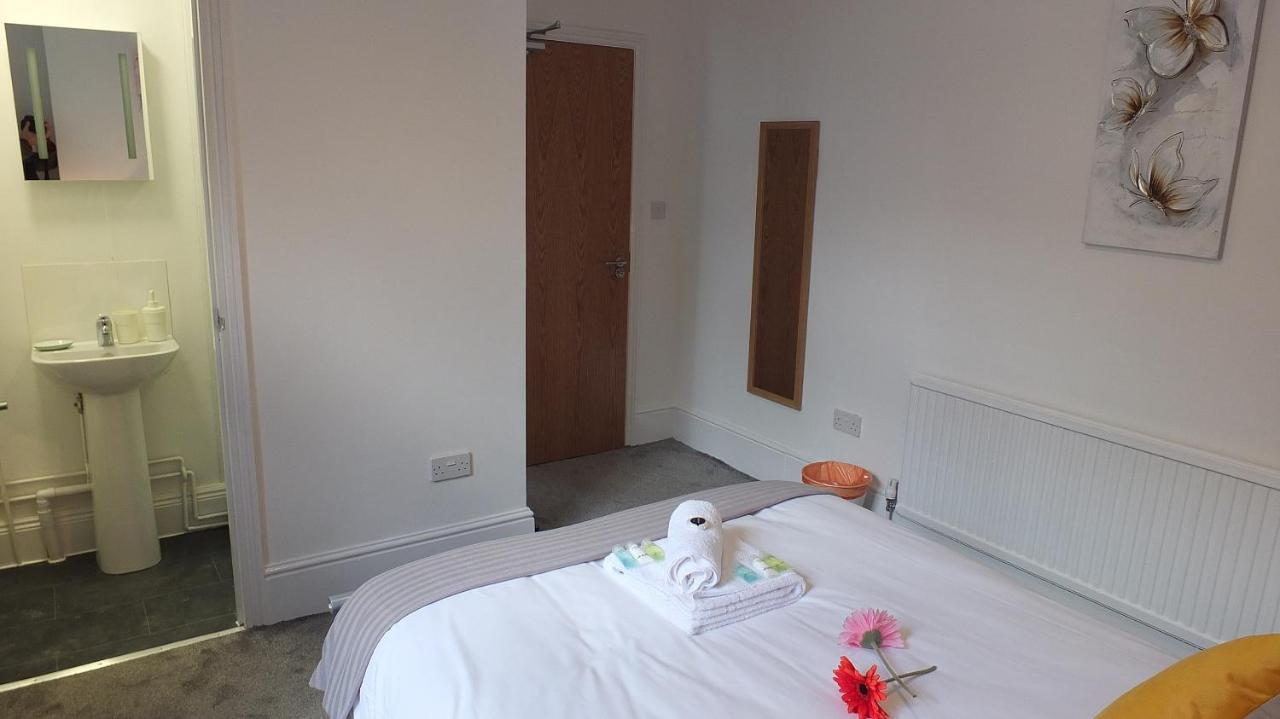 En-Suite Large Double Room Communal Patio