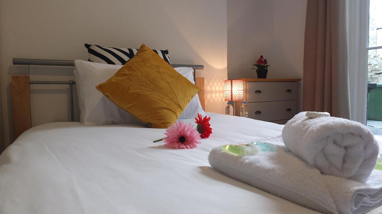 En-Suite Large Double Room Communal Patio