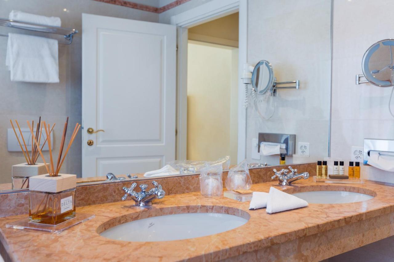 Deluxe Double Room Balcony Spa Access
