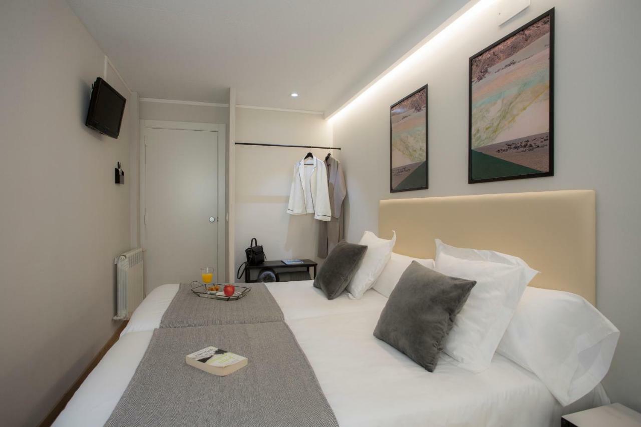 Twin Room Private External Bathroom