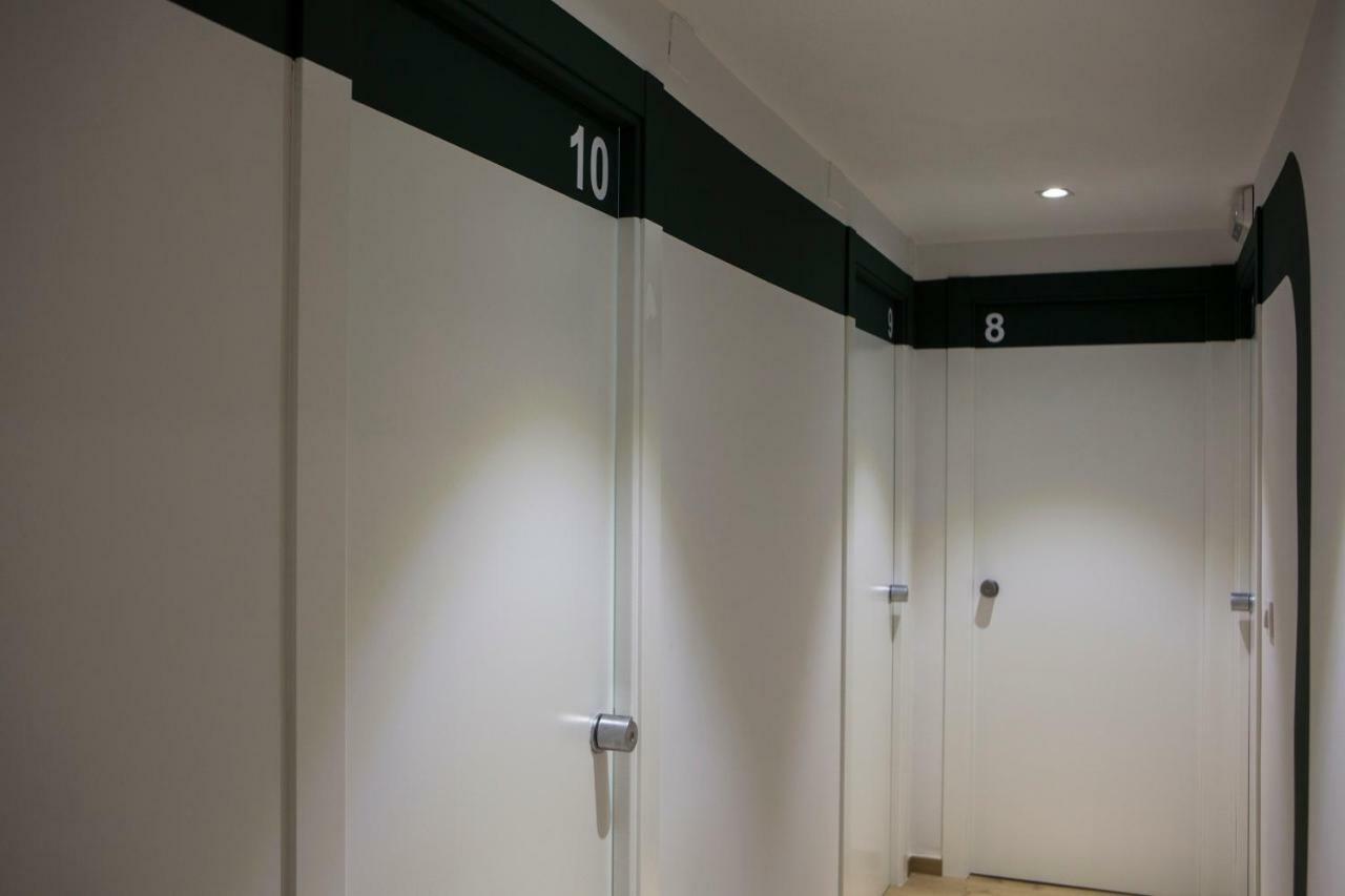 Quarto com 2 Camas de Solteiro e Banheiro Privativo Externo