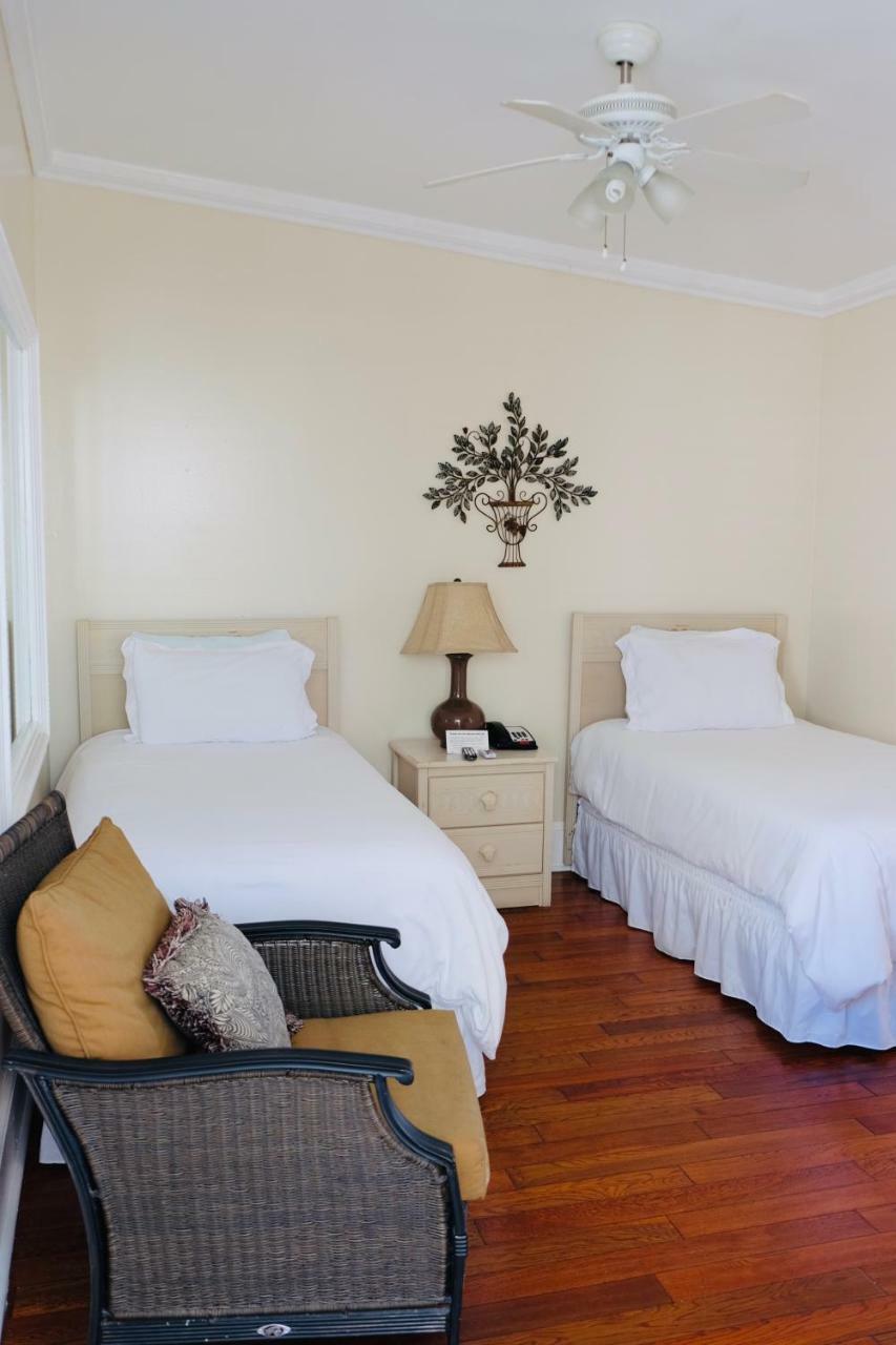 Quarto com 2 Camas de Solteiro