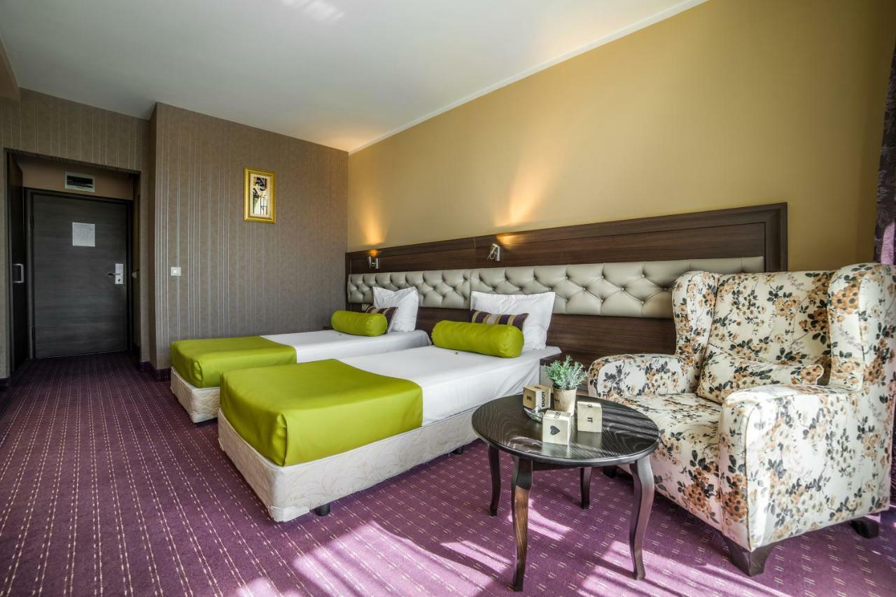 Zweibettzimmer mit Stadtblick