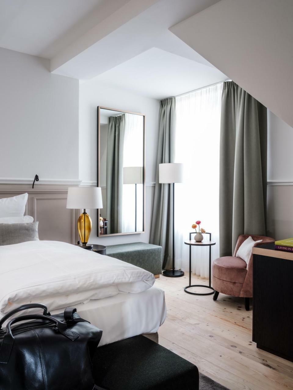 Deluxe Room Lake View Alpenrose