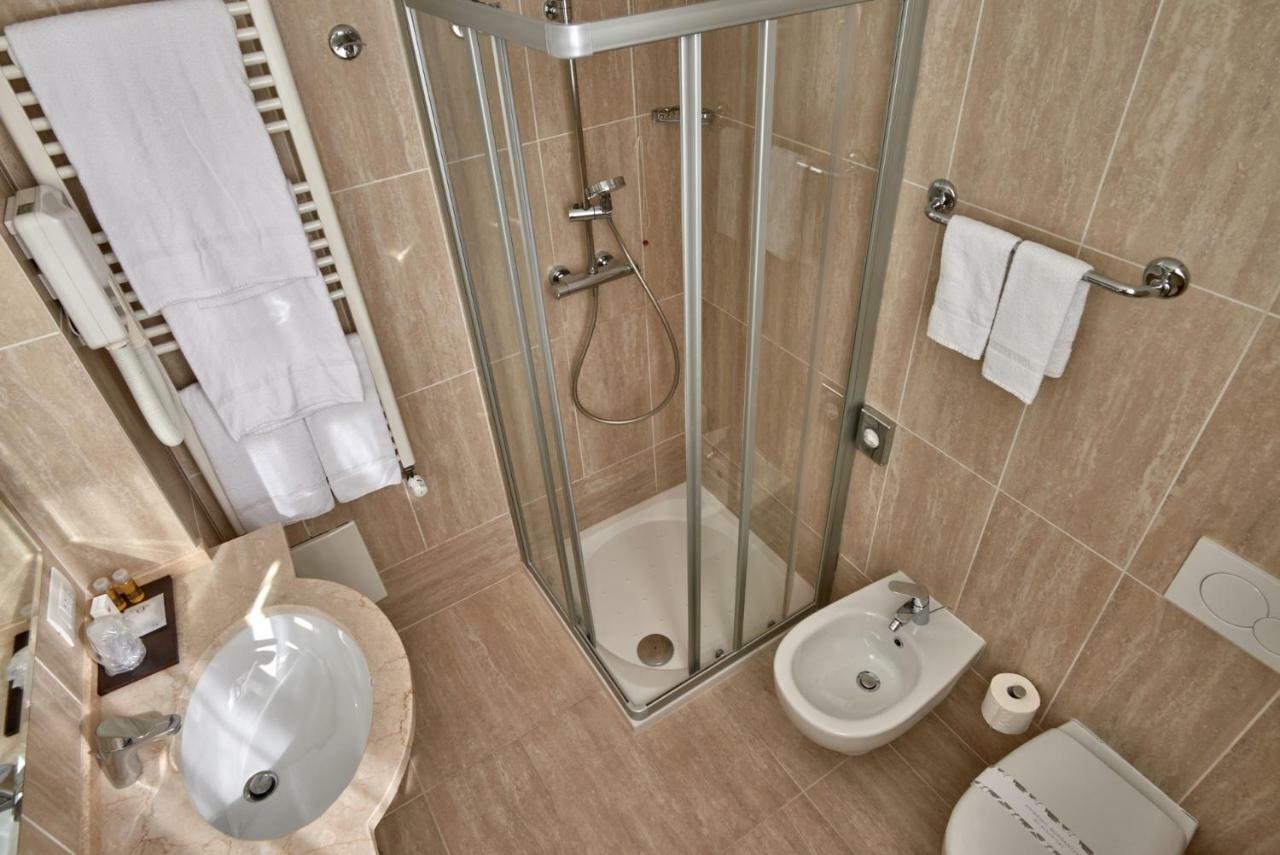 Double or Twin room Lake view no Balcony