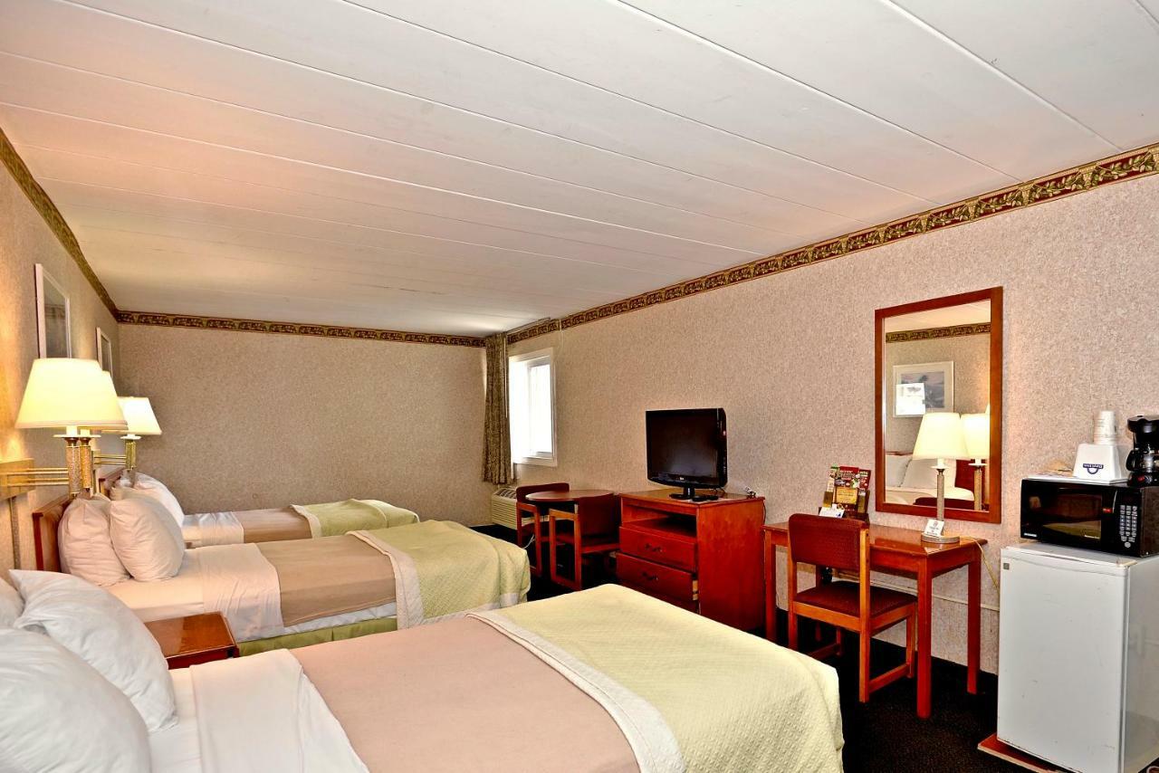 Suite Three Double Beds Non-Smoking
