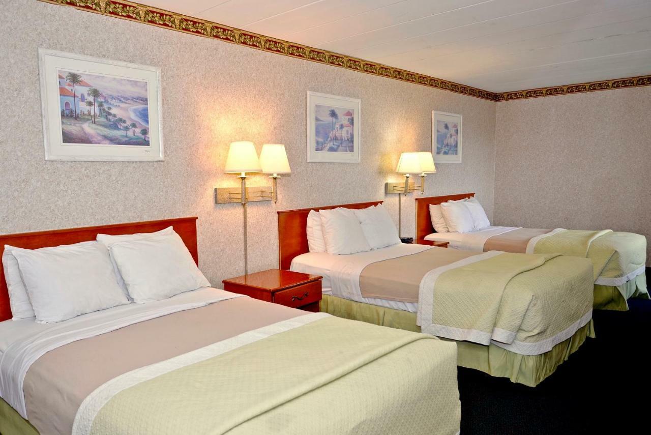 Suite Three Double Beds Non-Smoking