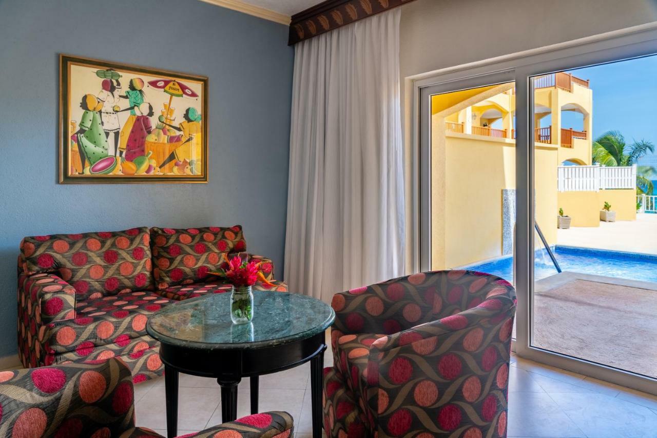 Ocean Front Junior Suite Plunge Pool Concierge Service