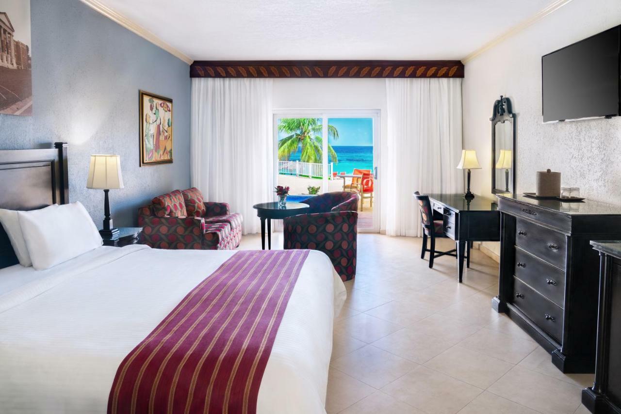 Ocean Front Junior Suite Plunge Pool Concierge Service