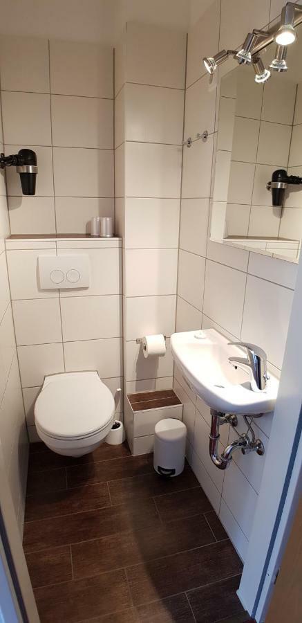 Doppel-/Zweibettzimmer mit Balkon
