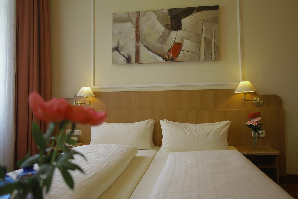 Double or Twin Room without Air Conditioning,78926088:JPEG