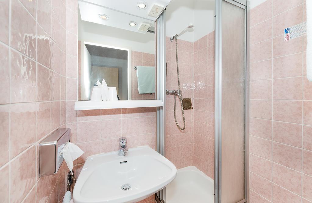 Budget Double Room Shared Toilet