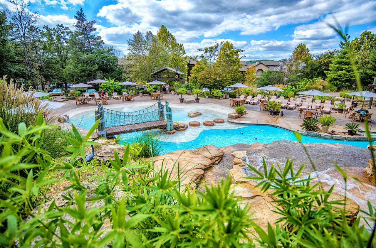 1 Bdrm Lakefront Jacuzzi w or Fireplace
