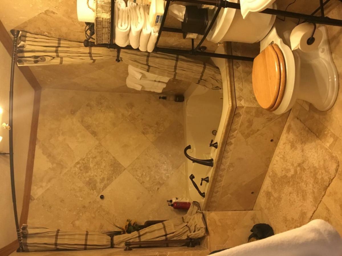 Luxury Queen Room Spa Bath Oak Creek Pet Friendly
