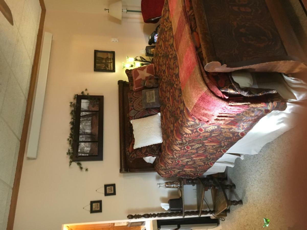 Luxury Queen Room Spa Bath Oak Creek Pet Friendly