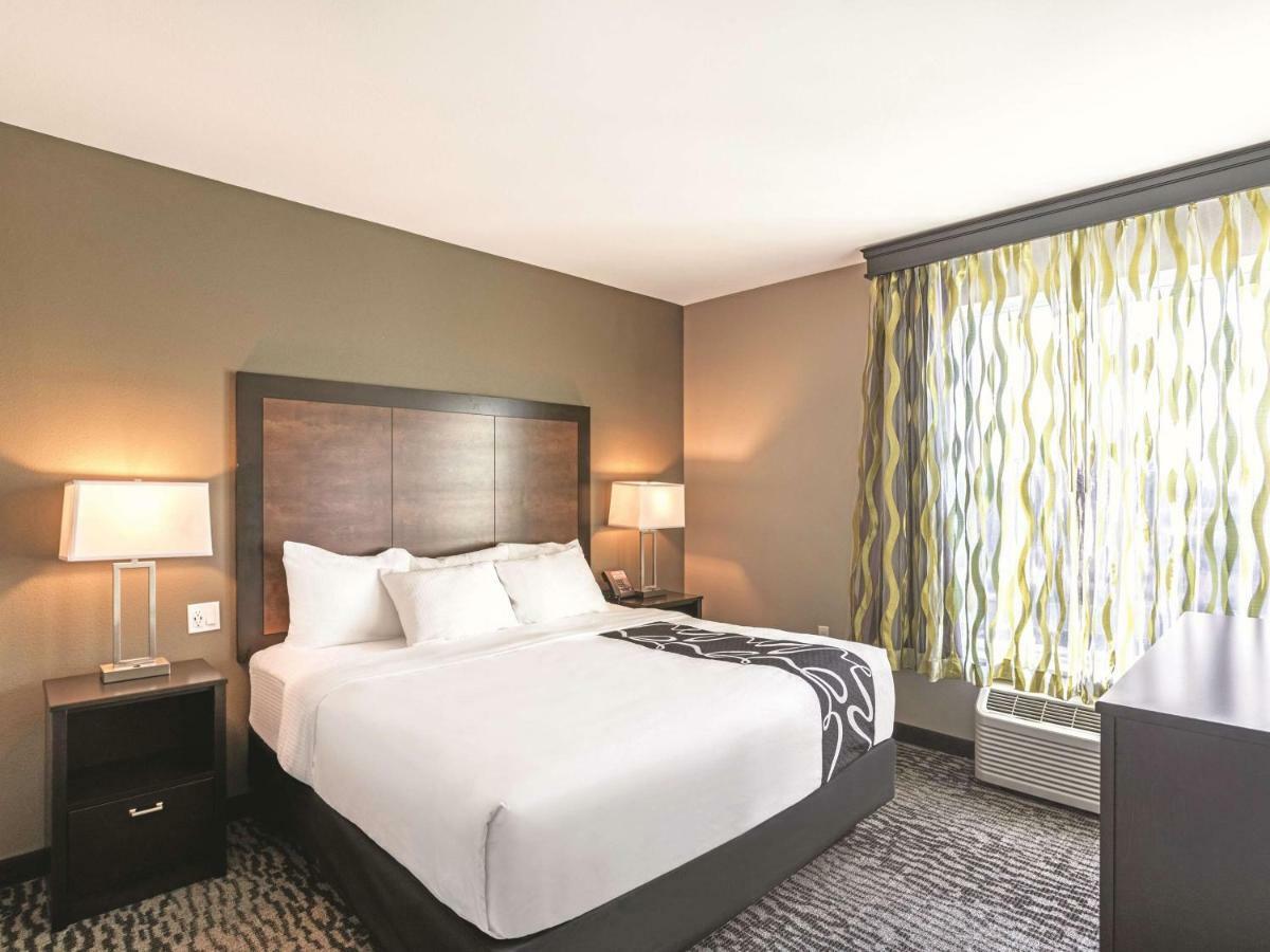 Deluxe King Suite Mobility Access or Non-Smoking