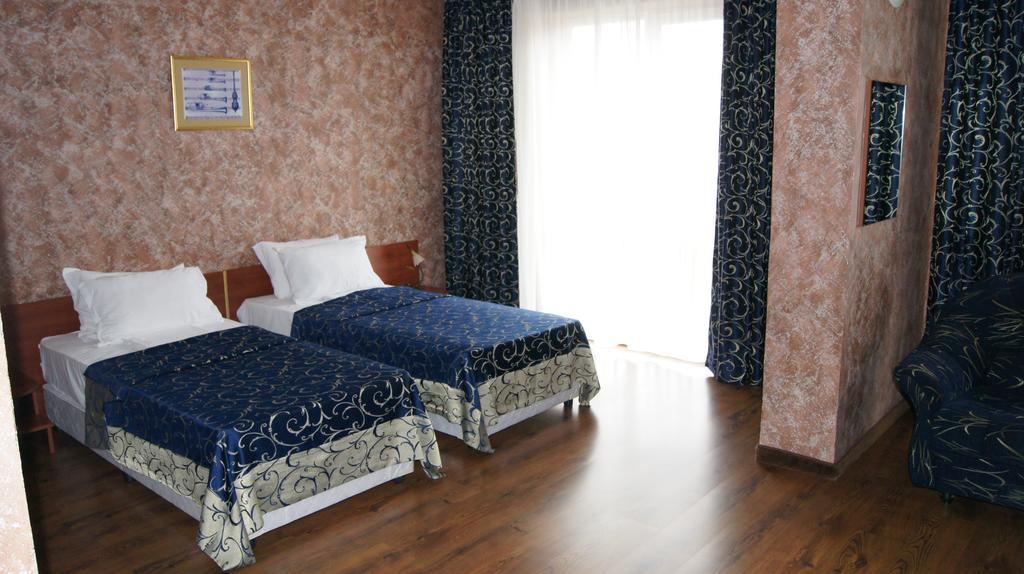 Tweepersoonskamer met 2 Aparte Bedden