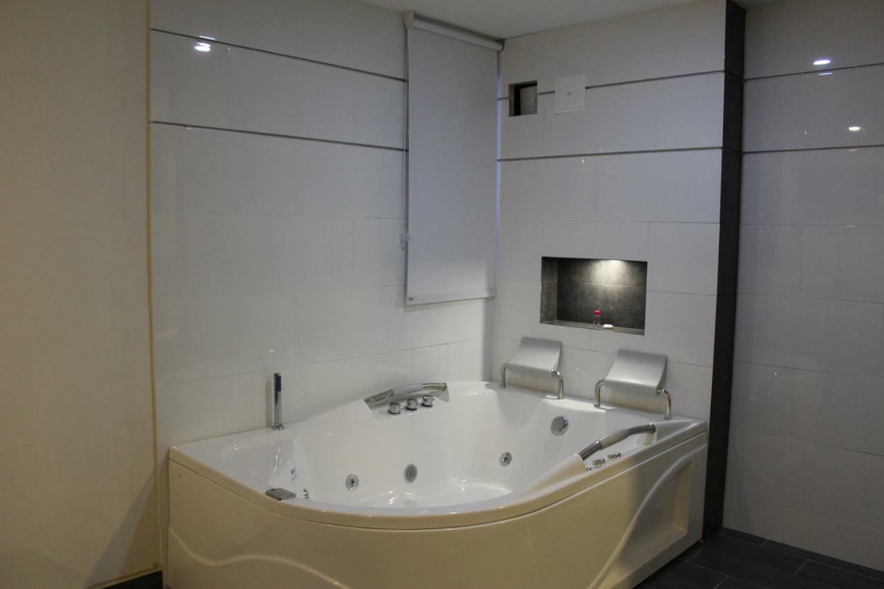 Deluxe Suite with Spa Bath