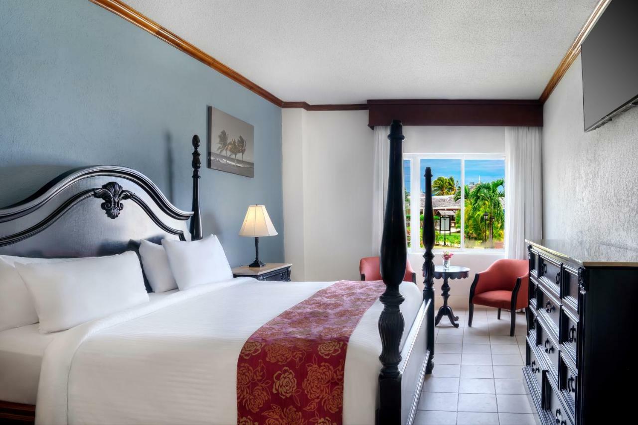 1-Bedroom Water View Butler Suite