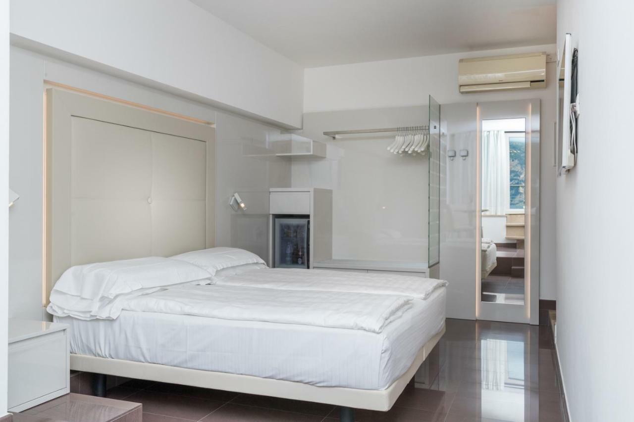 Double or Twin Room Terrace Lake View Basement