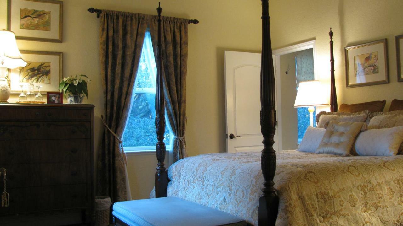Queen Room with Garden View